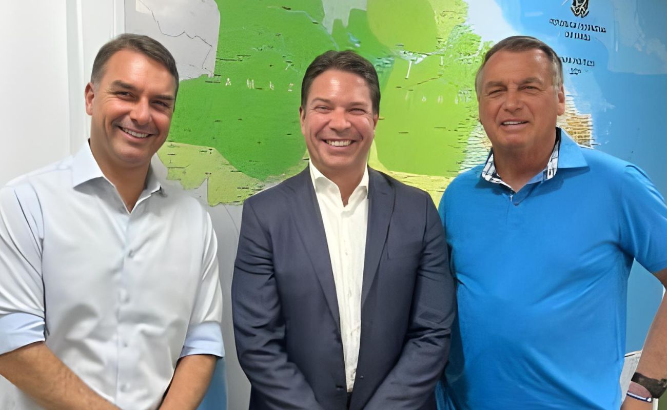 Flávio Bolsonaro se manifesta sobre detenção de Ramagem nos EUA