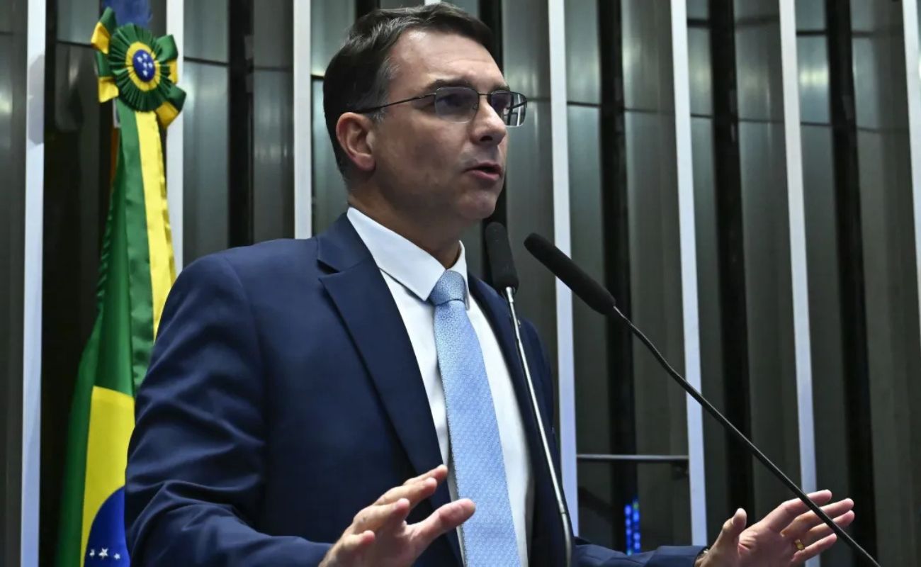 Flávio Bolsonaro vai votar contra MESSIAS