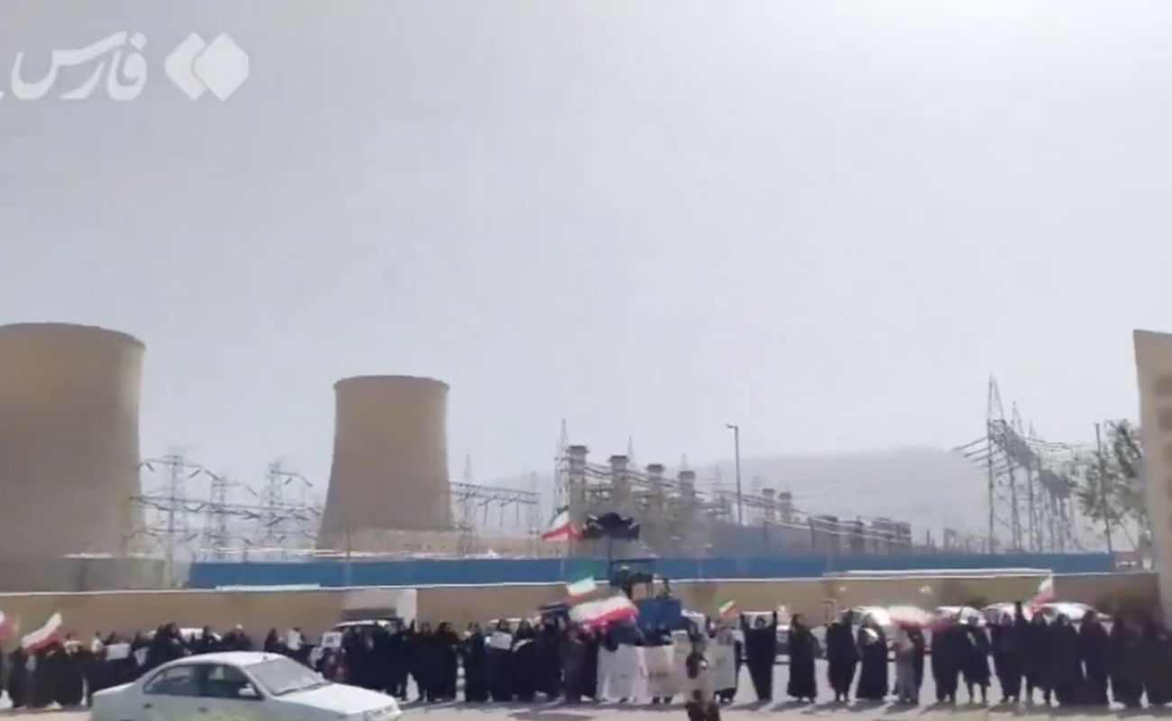 Iranianos formam escudos humanos ao redor da usina de Kazerun