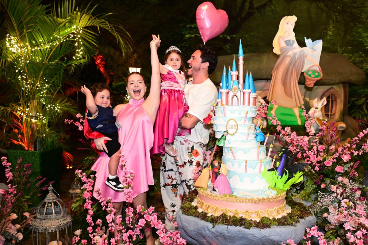 Lua esbanja fofura como Aurora em aniversário de três anos