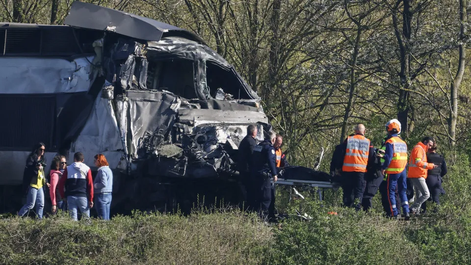 Maquinista de trem morre em colisão com caminhão na França; há 27 feridos