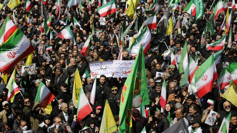 Multidões no Irã marcam 40º dia da morte do líder Supremo Khamenei