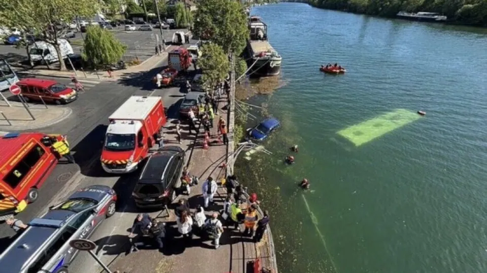 Ônibus escolar cai no rio Sena após motorista ‘perder o controle’