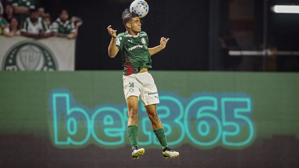 Palmeiras tem expulso, mas segura Athletico e mantém gordura na liderança