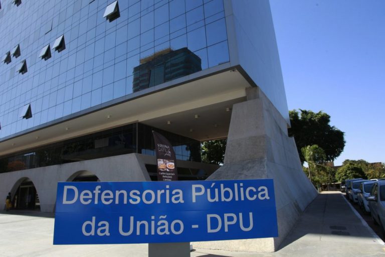 Sancionada lei que reajusta salários de servidores da Defensoria Pública da União – Notícias