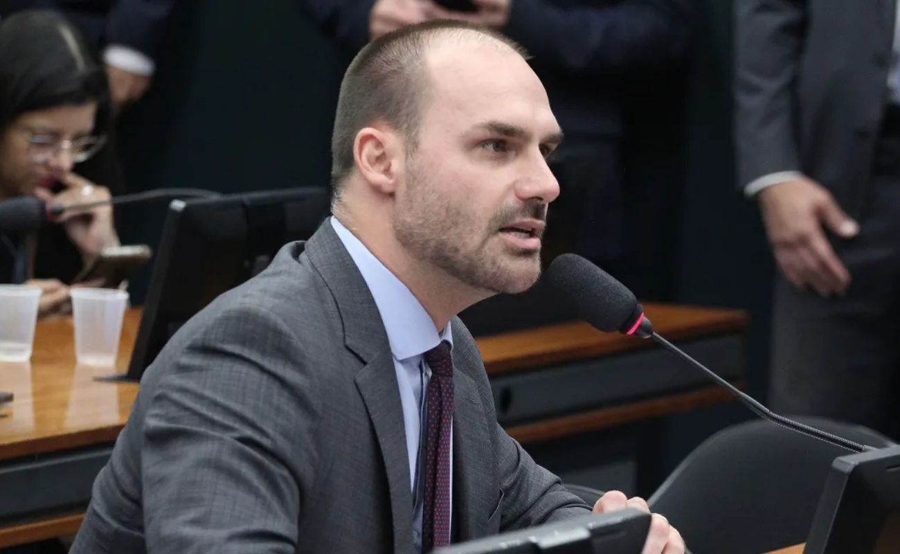 Três ministros votam pela condenação de Eduardo Bolsonaro
