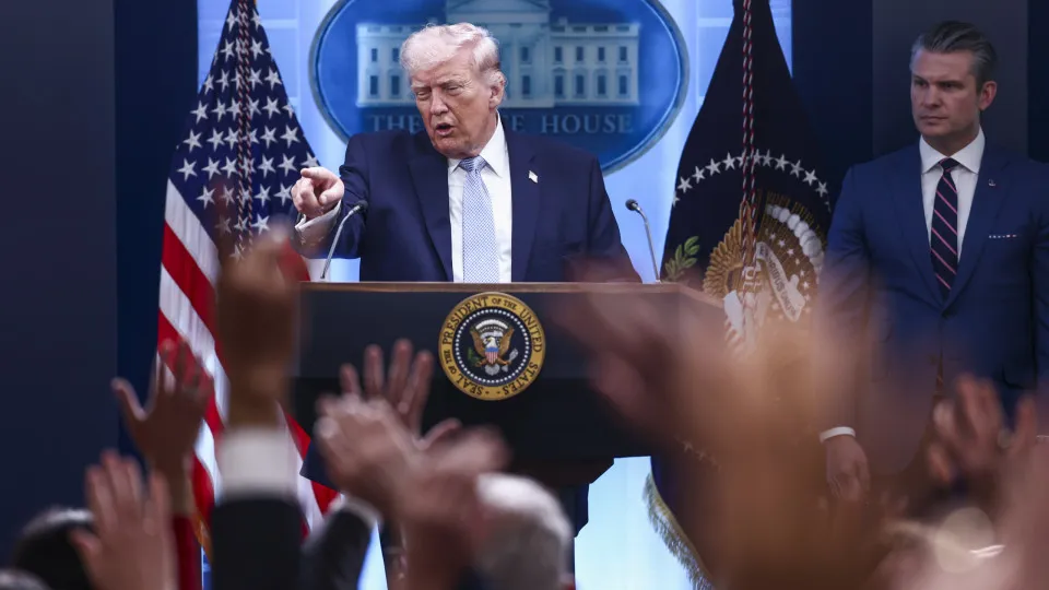 Trump afirma que iranianos “não têm cartas” para negociações exceto Ormuz