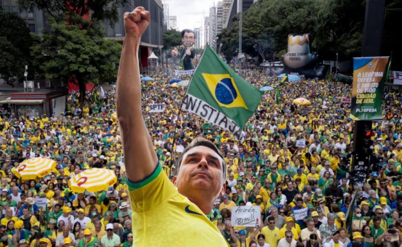 A verdade está do nosso lado, não vou me curvar exalta Flávio Bolsonaro
