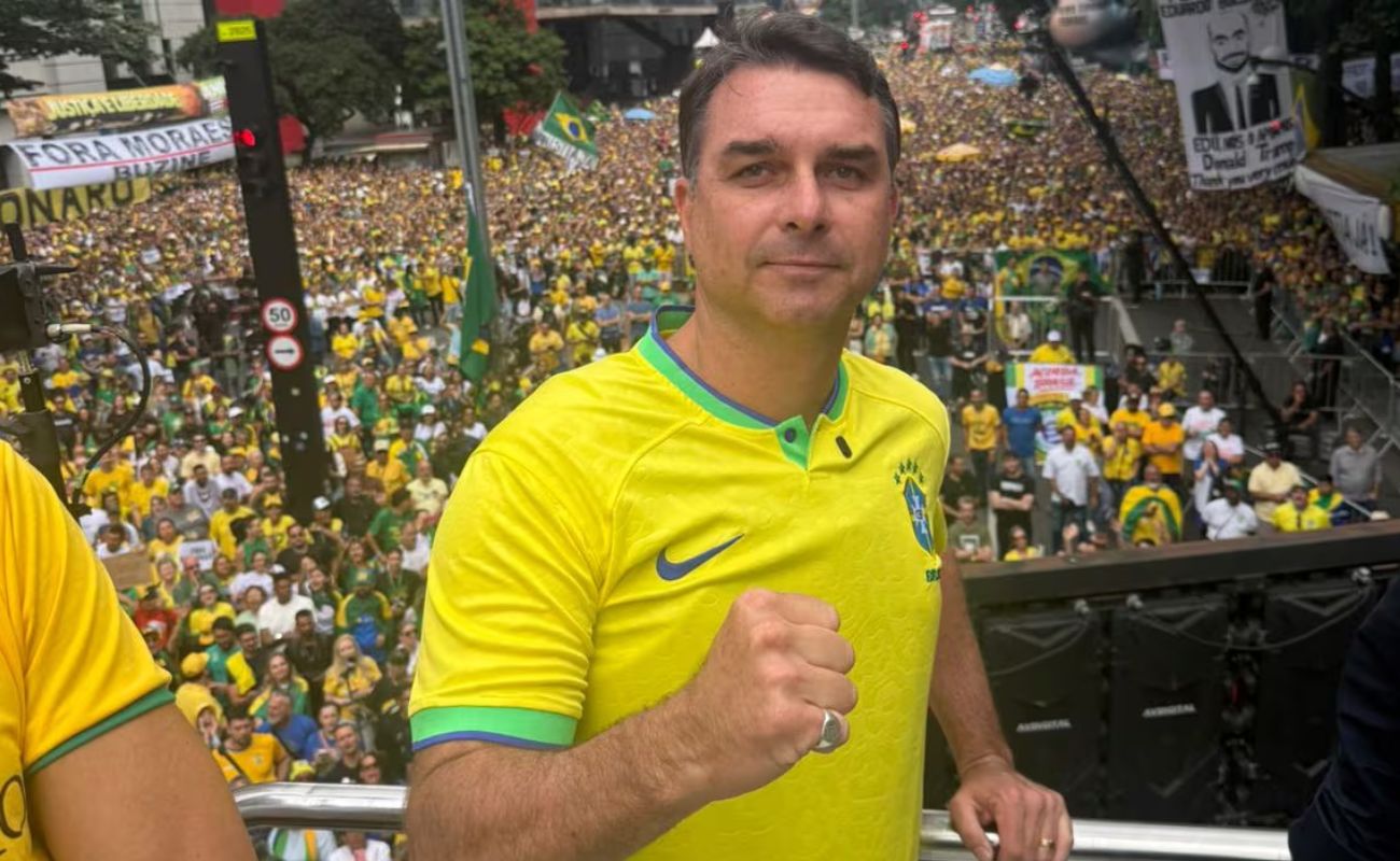 Apoiadores se mobilizam no aeroporto para recepcionar Flávio Bolsonaro de volta dos EUA