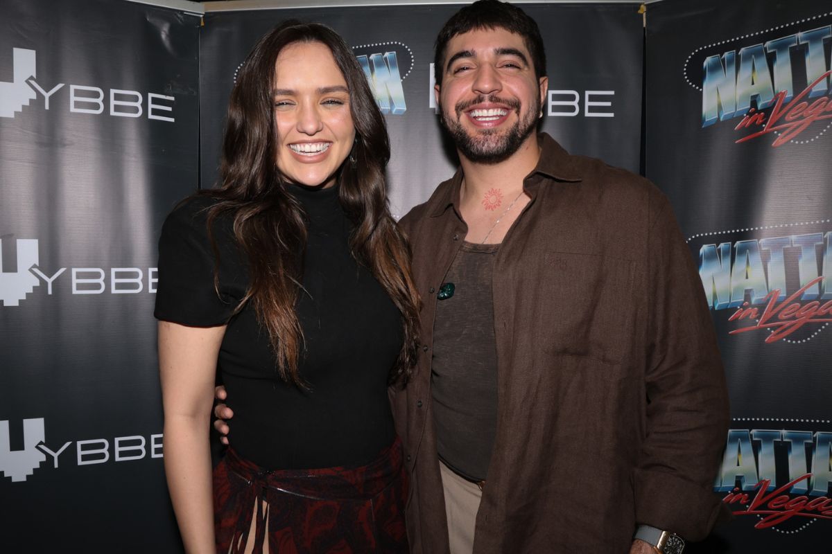 Após polêmica, Rafa Kalimann e Nattan trocam beijos nos bastidores de show