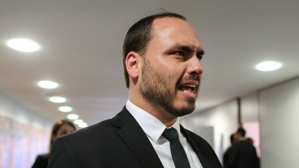 Carlos Bolsonaro expõe supostos repasses de Vorcaro a Lula, Flamengo e Novo e critica isentos