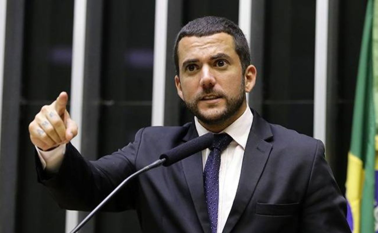 Carlos Jordy detona Glauber Braga e o chama de cúmplice de quadrilha ligada a Lula
