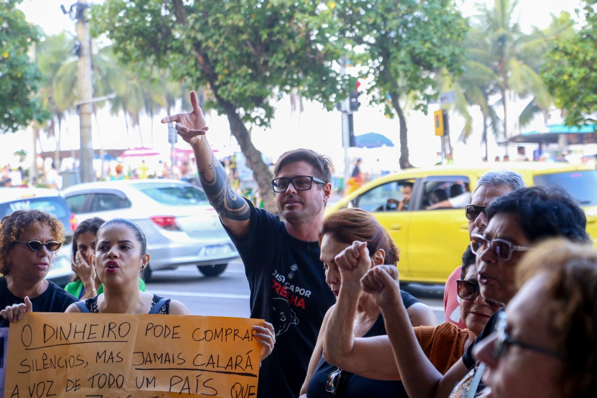 Caso Orelha: Protesto reúne Dado Dolabella e ativistas