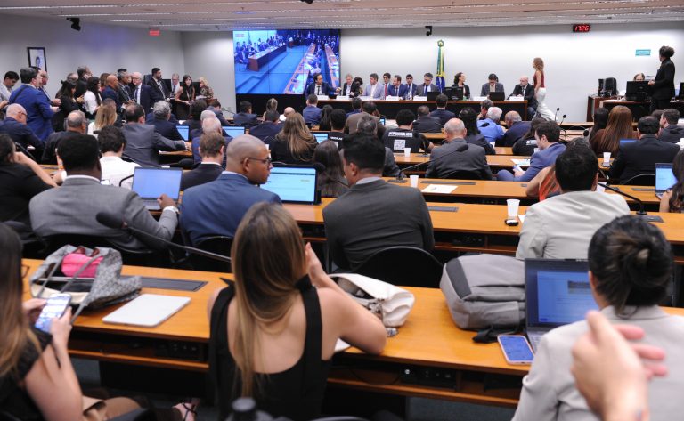 Comissão analisa parecer sobre a PEC que propõe fim da escala 6×1; assista – Notícias
