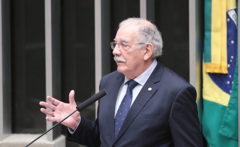 Comissão aprova projeto que obriga instalar desfibriladores em locais de grande circulação – Notícias