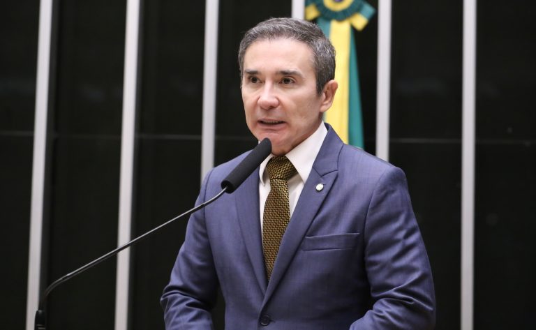 Comissão de Educação aprova projeto que proíbe uso de contêineres e lonas em escolas – Notícias
