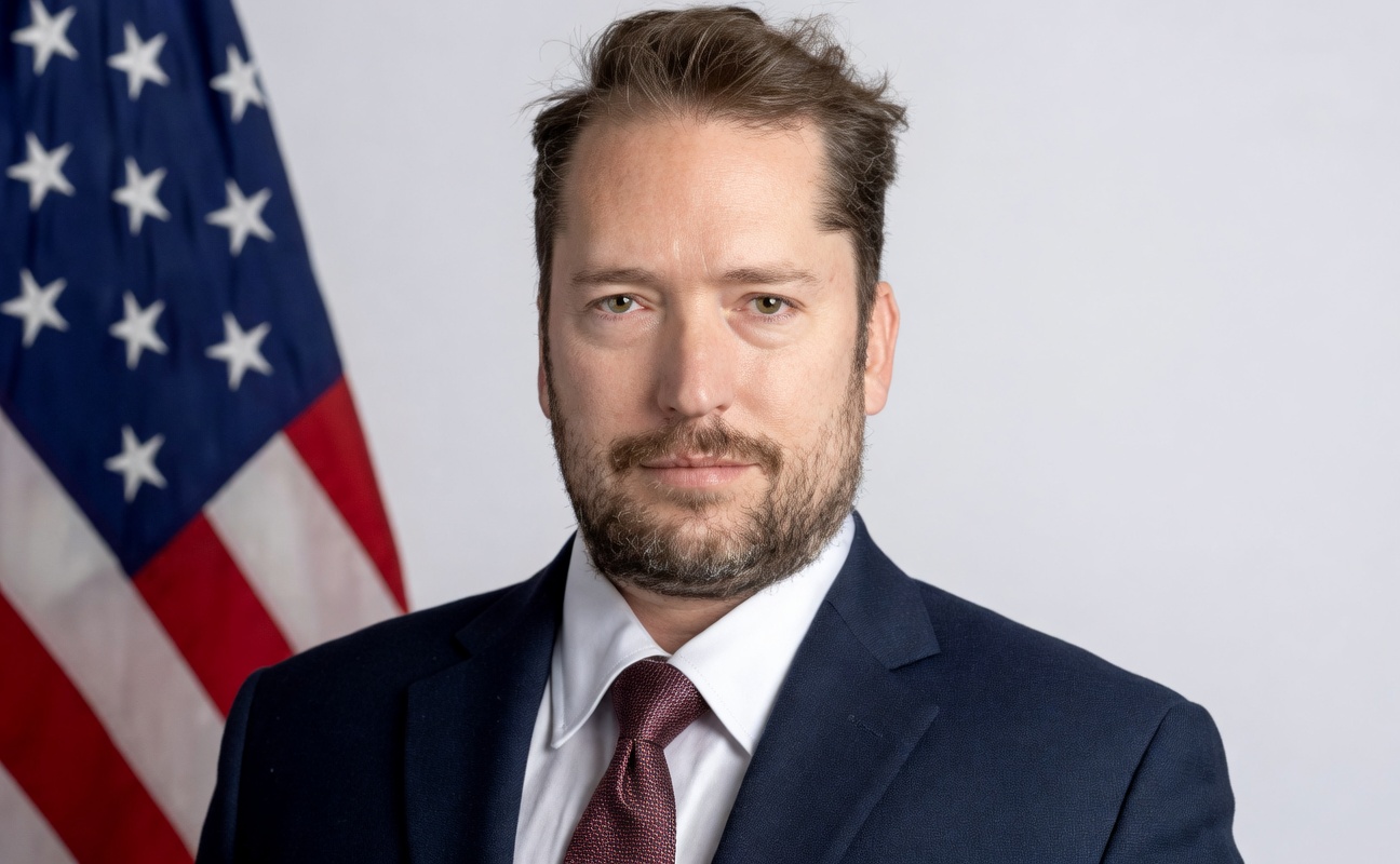 Darren Beattie, assessor de Trump, visita hotel de Flávio Bolsonaro em Washington