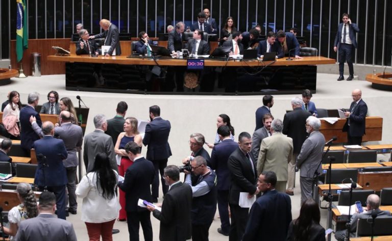 Deputados aprovam projeto impede a fiscalização ambiental de adotar medidas cautelares; acompanhe – Notícias