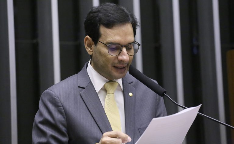 Deputados comemoram aprovação de proposta que reduz jornada de trabalho – Notícias