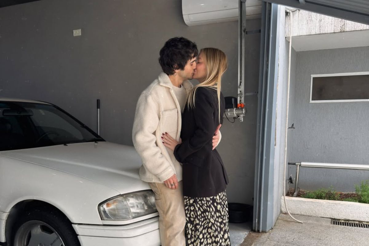 Fiuk beija loira misteriosa em foto e é acusado de usar IA