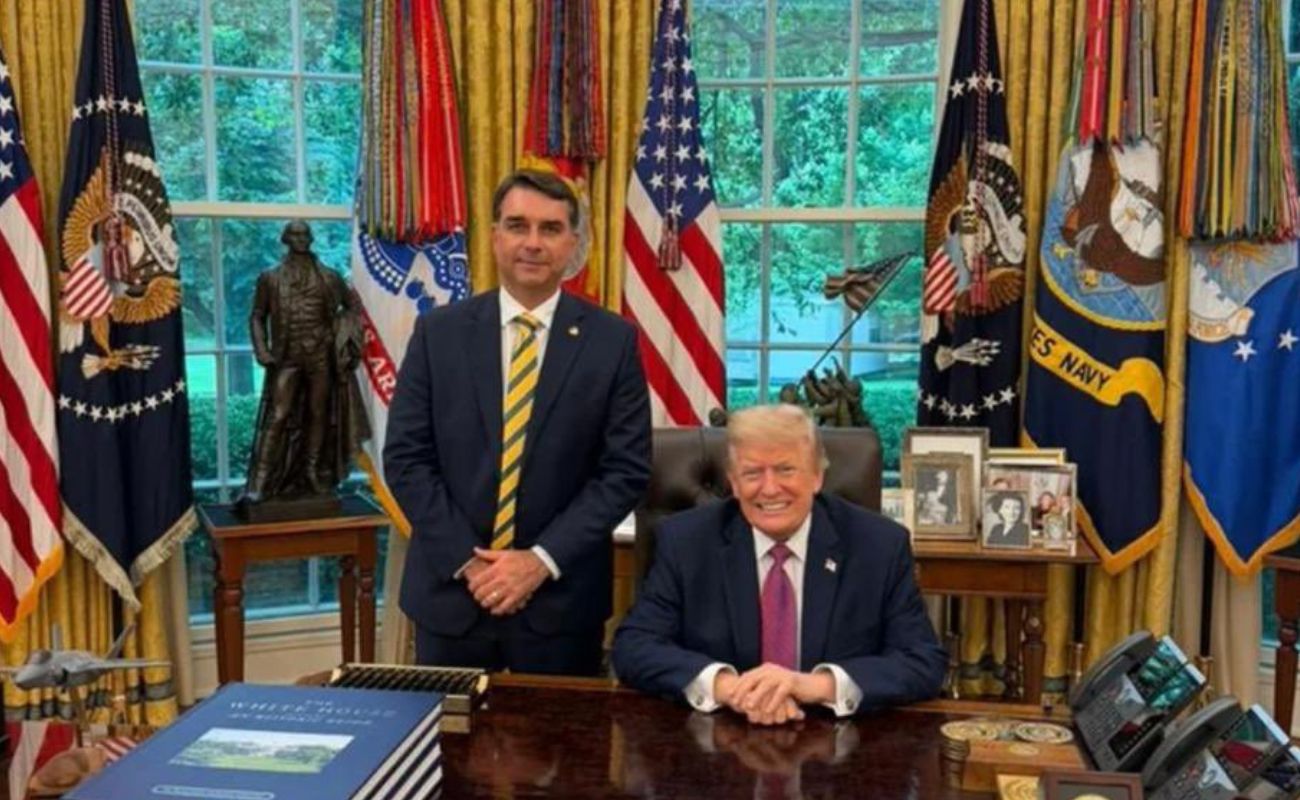 Flávio Bolsonaro é recebido por Donald Trump no Salão Oval da Casa Branca