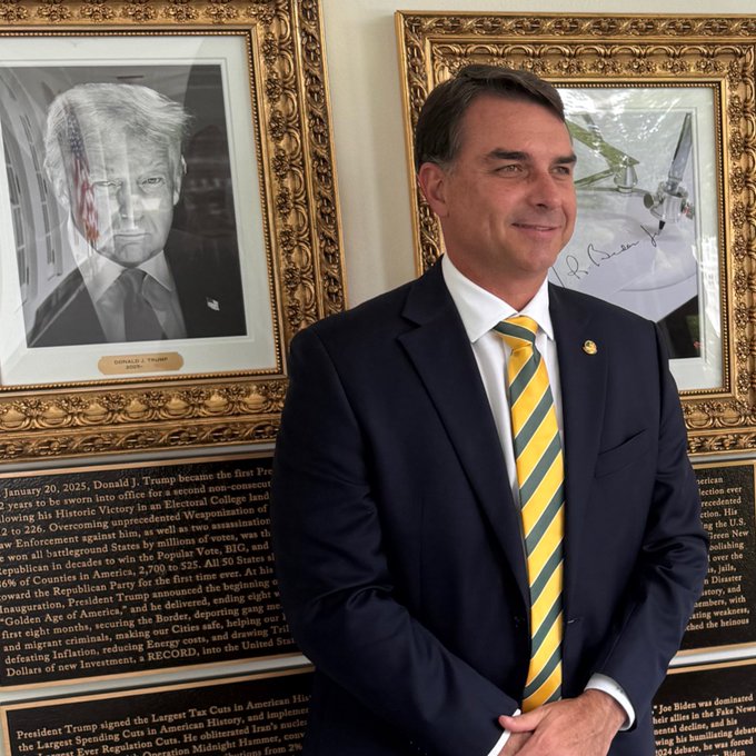 Flávio Bolsonaro fica 1h30 com Trump na Casa Branca e supera tempo de reunião de Lula