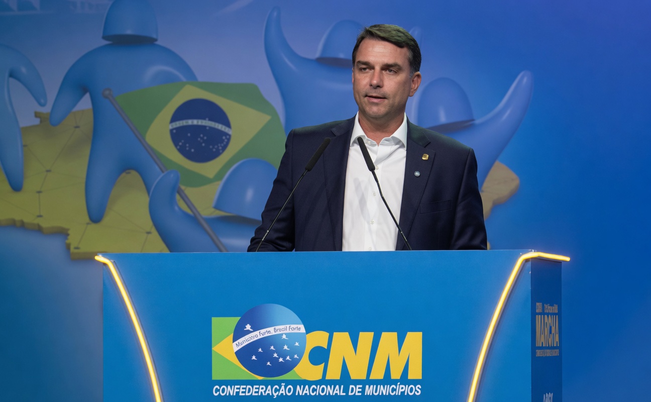 Flávio enfrenta marcha dos prefeitos com discurso firme e recebe ovação de gestores