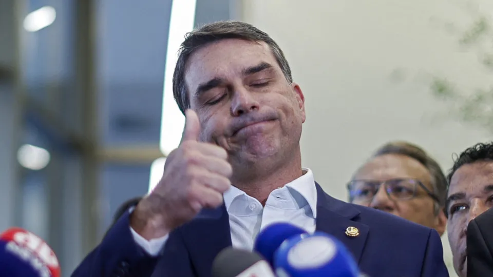 Flávio explora decisão dos EUA como trunfo eleitoral, e aliados de Lula focam ‘Dark Horse’ e soberania