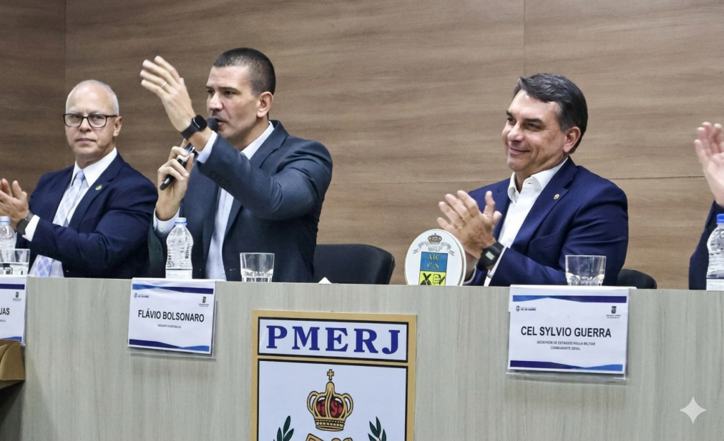 Flávio participa de cerimônia da PMERJ