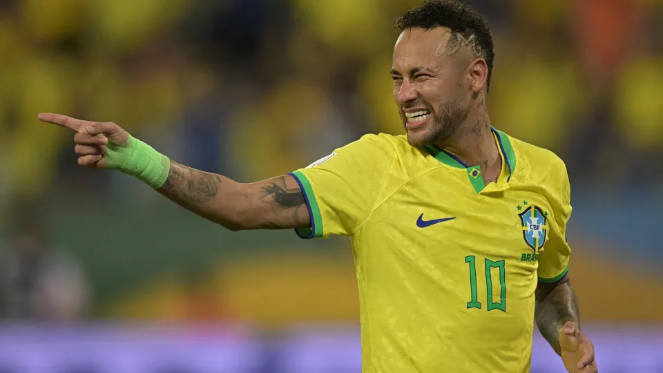 Neymar agradece apoio de Raphinha e chora com convocação