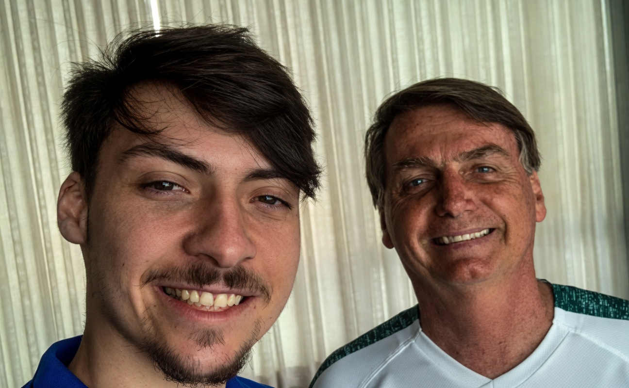 Jair Renan visita o pai e relata momento de força e esperança após quase 300 em domiciliar