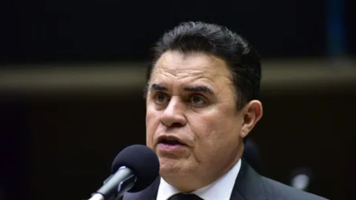 Mais de R$ 200 mil da cota parlamentar: Deputado aluga carros de luxo para sobrinhos