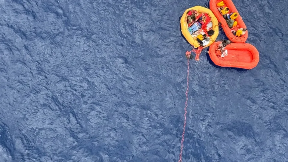 Onze pessoas resgatadas com vida após queda de avião no mar: “Milagre”