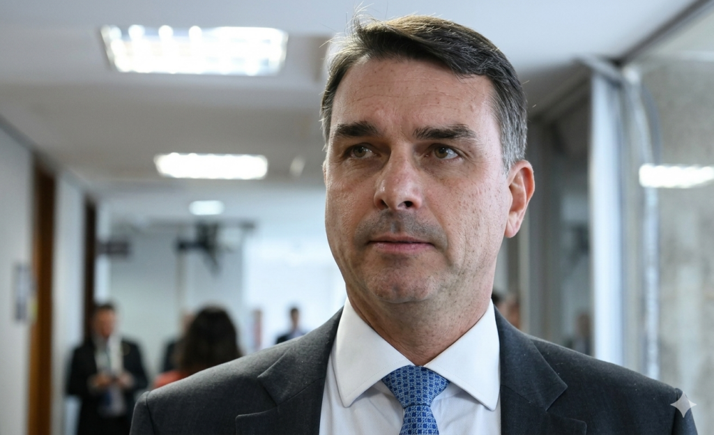Flávio Bolsonaro parabeniza o candidato conservador colombiano após vencer no primeiro turno