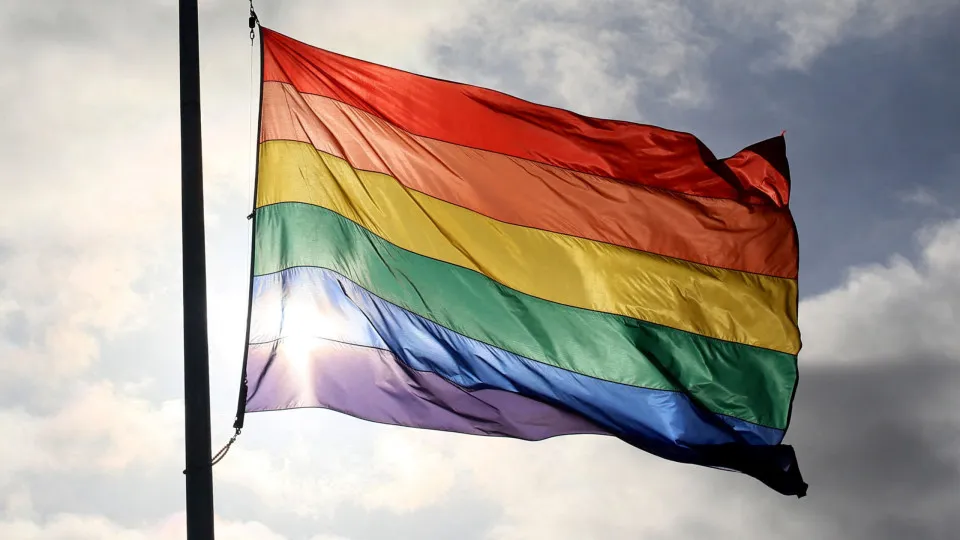 Vaticano publica documento sobre inclusão de LGBTQIA+ e com críticas à ‘cura gay’