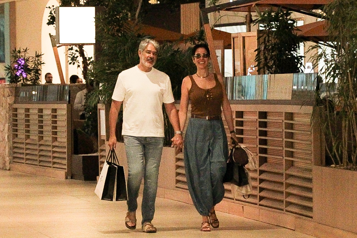 William Bonner e a esposa circulam sorridentes em shopping