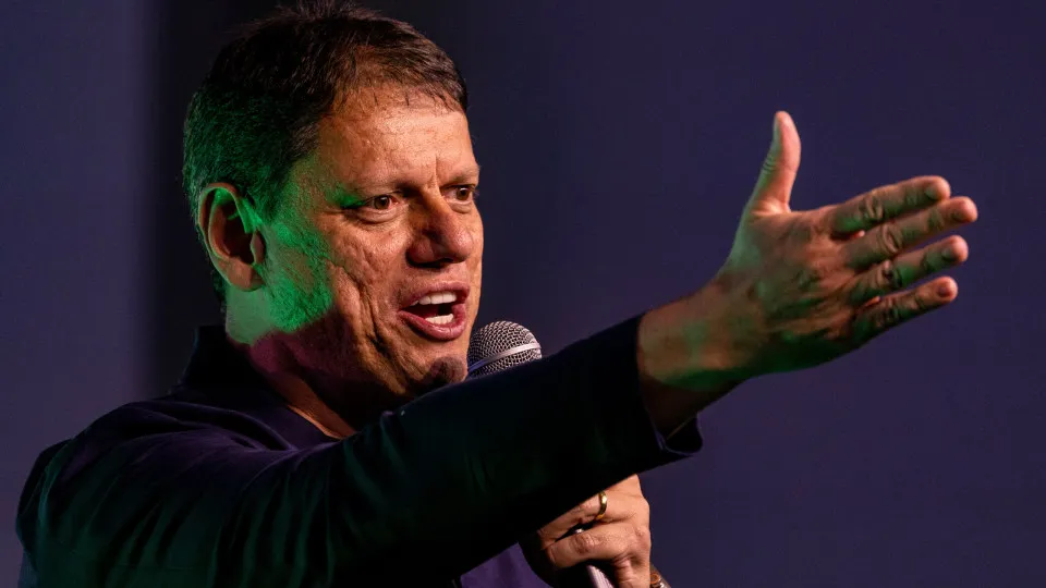 ´Tem muitas questões que ele mesmo precisa explicar’, diz Tarcísio sobre Flávio e caso Master