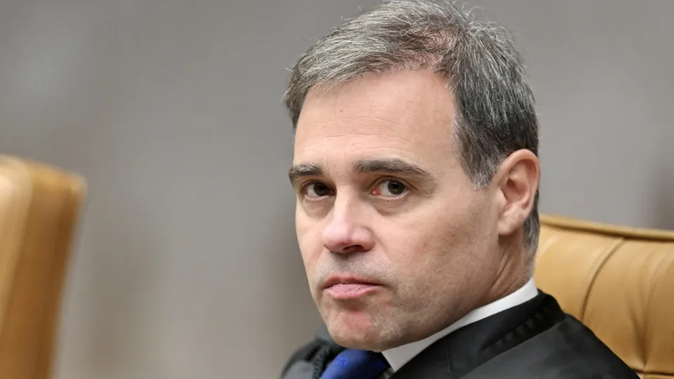 André Mendonça manda remover posts que ligam Flávio Bolsonaro a apoio à ‘escala 7×0’