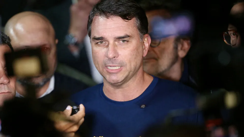 Após ação policial em SP, Flávio fala em perseguição estatal a ‘Dark Horse’ para influenciar eleições