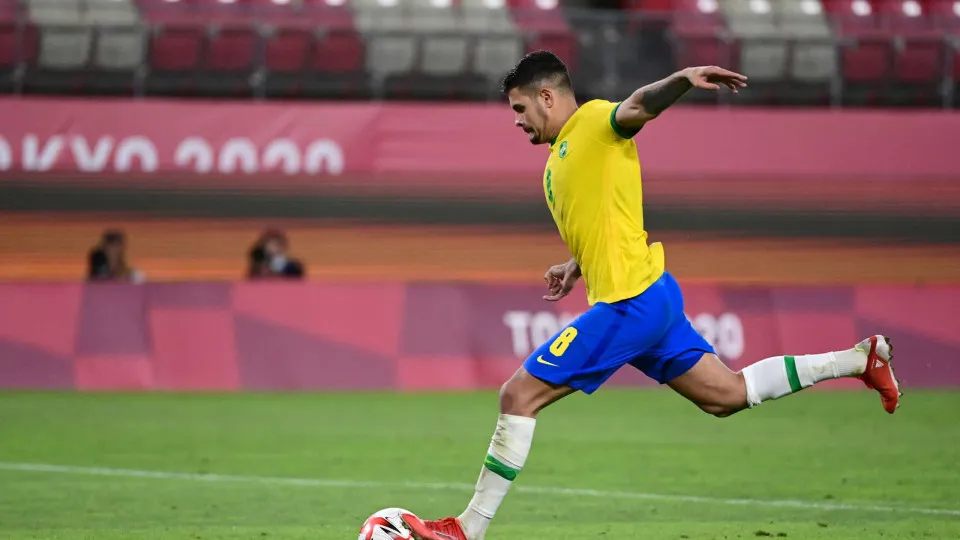 Bruno Guimarães faz campanha pela manutenção de Paquetá no meio-campo