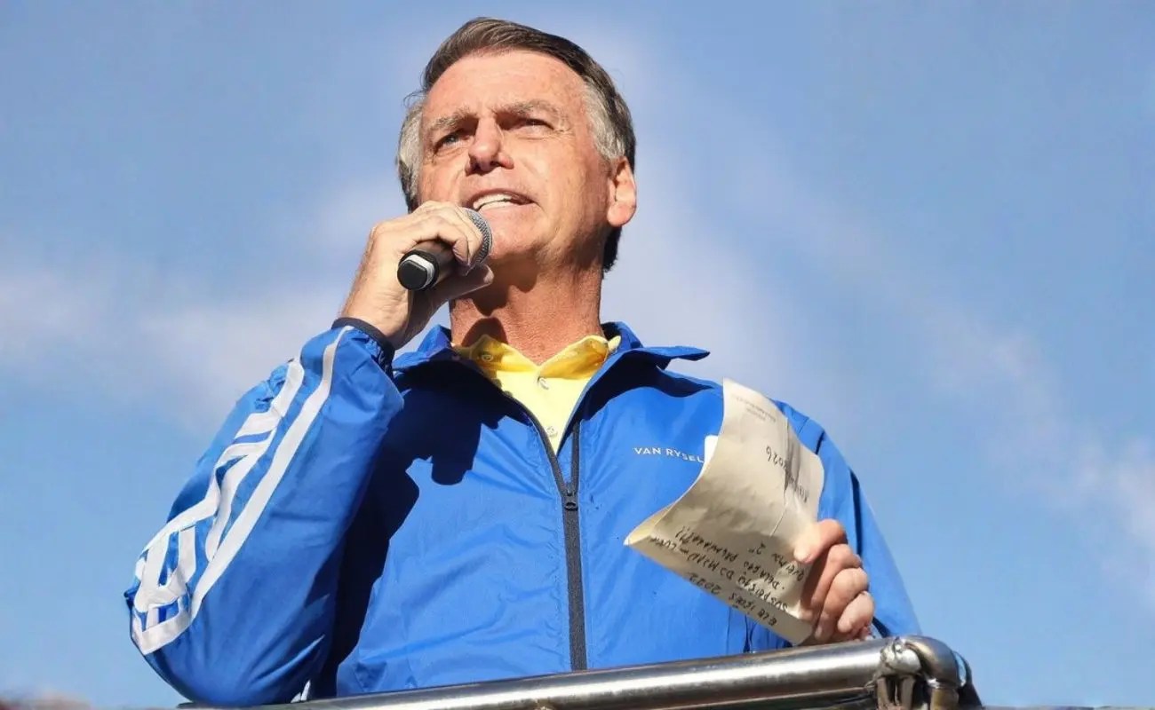 Carlos Bolsonaro exalta legado político do pai e aponta perseguição de oponentes