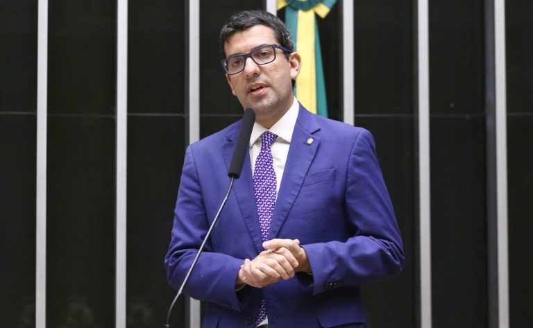 Comissão aprova redução gradual de microplásticos em cosméticos e itens de higiene – Notícias