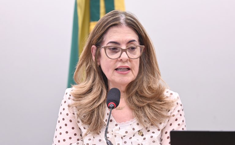 Comissão aprova regras para uniformes e veda vestimentas que violem a dignidade do empregado – Notícias