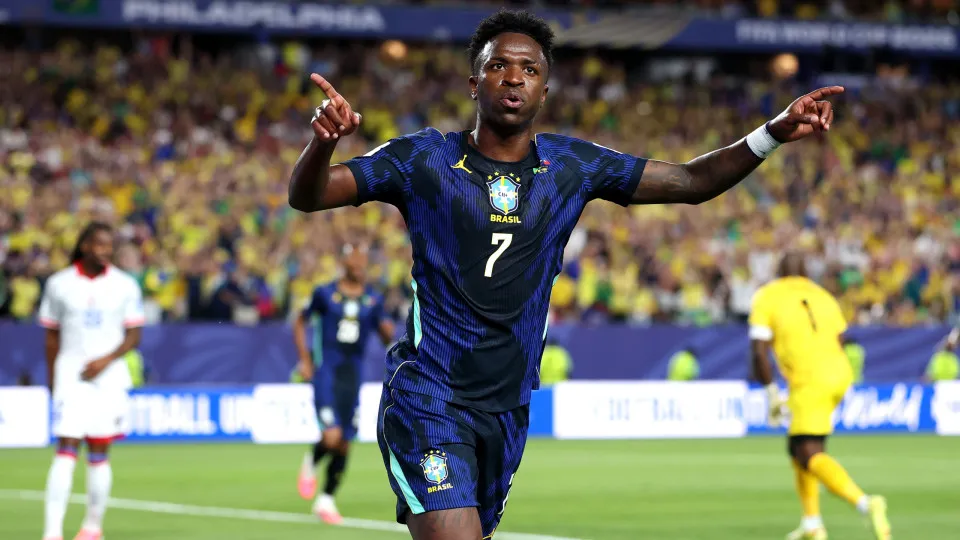 CBF reclama à Fifa de intervenção do VAR em gol anulado de Vini Junior