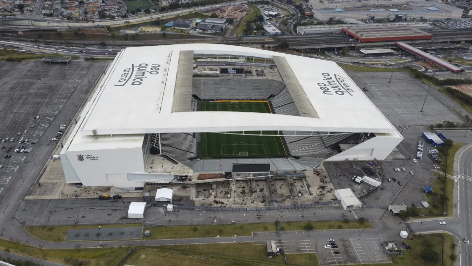 Corinthians muda campo e promete qualidade de quando estádio foi inaugurado