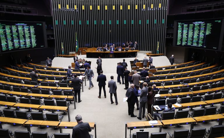 Deputados analisam projeto que garante atestado para funcionário que acompanhar criança doente; acompanhe – Notícias