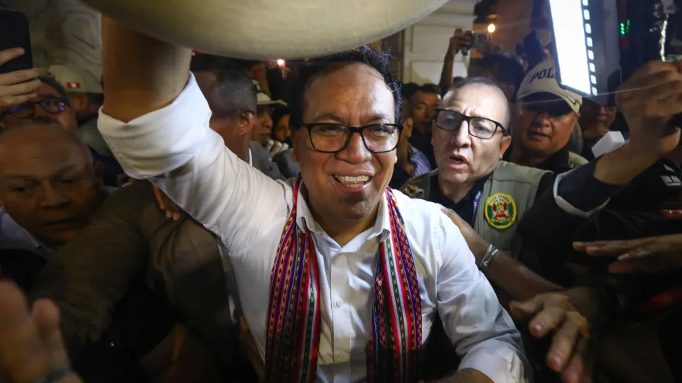 Eleições no Peru: Sanchéz supera Fujimori com 93,9% das urnas apuradas