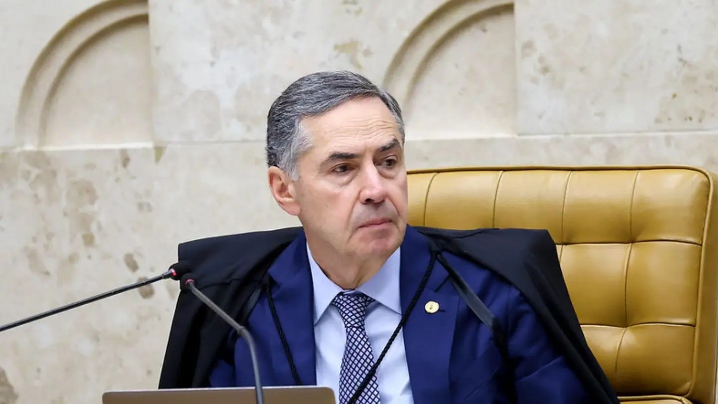 Ex-ministro do STF Luís Roberto Barroso é flagrado dançando com o advogado Kakay