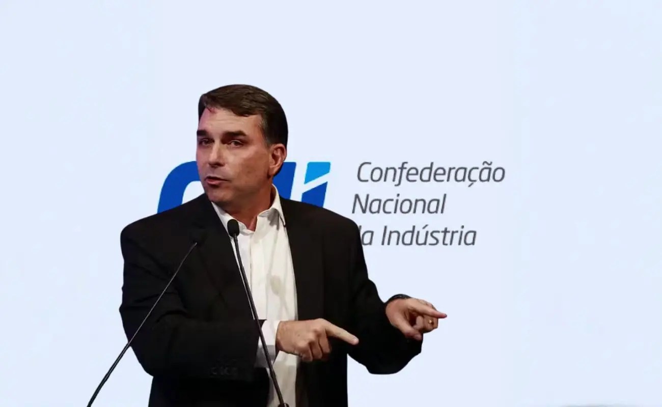 Flávio Bolsonaro aponta interferência do Judiciário e critica o STF