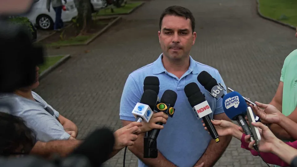 Flávio Bolsonaro critica STF, fala em ‘canetadas’ e cobra segurança jurídica para reformas